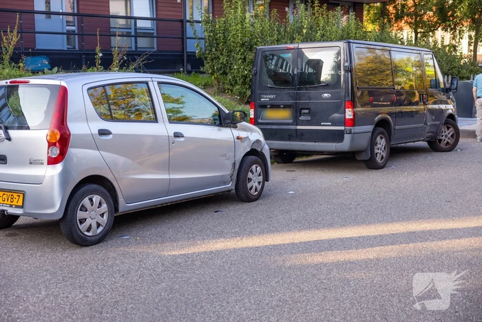 Bezorgauto Mr Sushi slaat over de kop na botsing