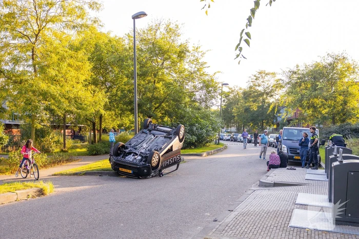 Bezorgauto Mr Sushi slaat over de kop na botsing