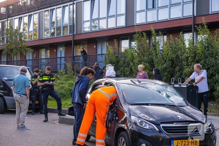 Bezorgauto Mr Sushi slaat over de kop na botsing