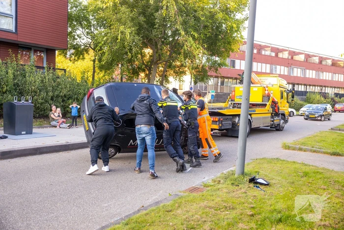 Bezorgauto Mr Sushi slaat over de kop na botsing