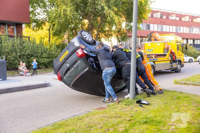 Bezorgauto Mr Sushi slaat over de kop na botsing