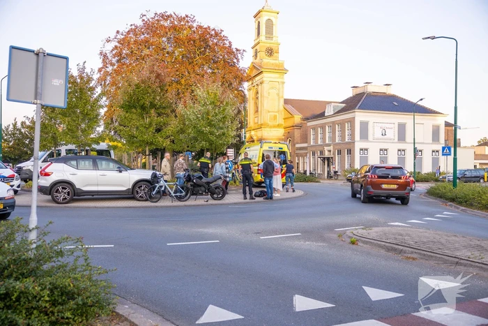 Motorrijder gaat onderuit op rotonde