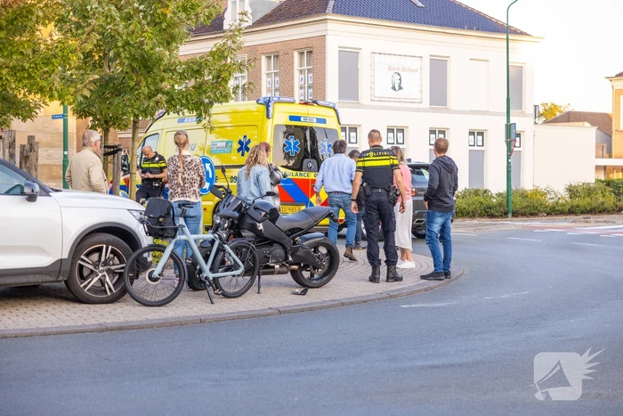 Motorrijder gaat onderuit op rotonde