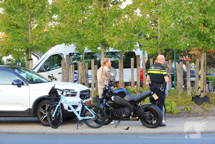 Motorrijder gaat onderuit op rotonde