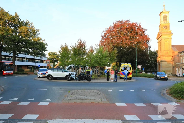 Motorrijder gaat onderuit op rotonde