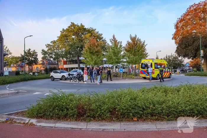 Motorrijder gaat onderuit op rotonde