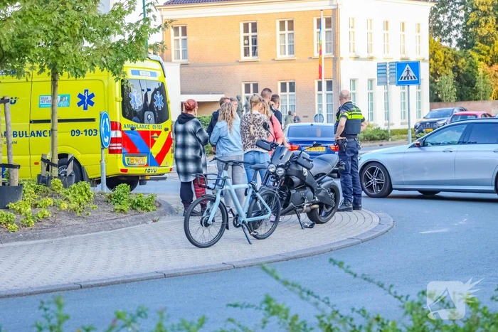 Motorrijder gaat onderuit op rotonde