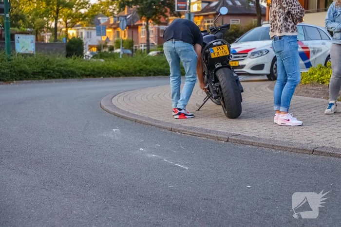 Motorrijder gaat onderuit op rotonde