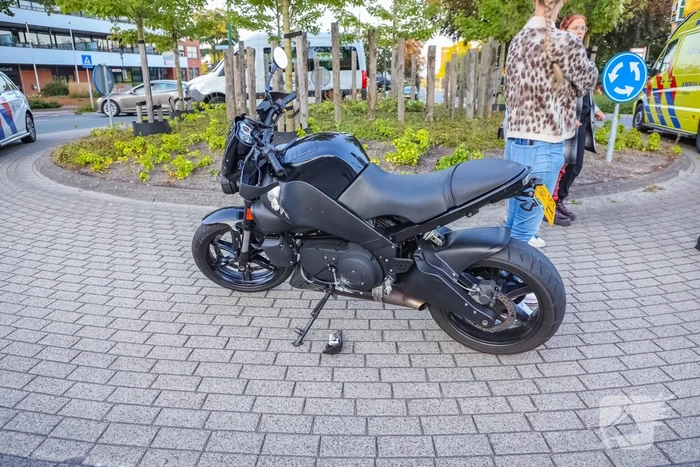 Motorrijder gaat onderuit op rotonde