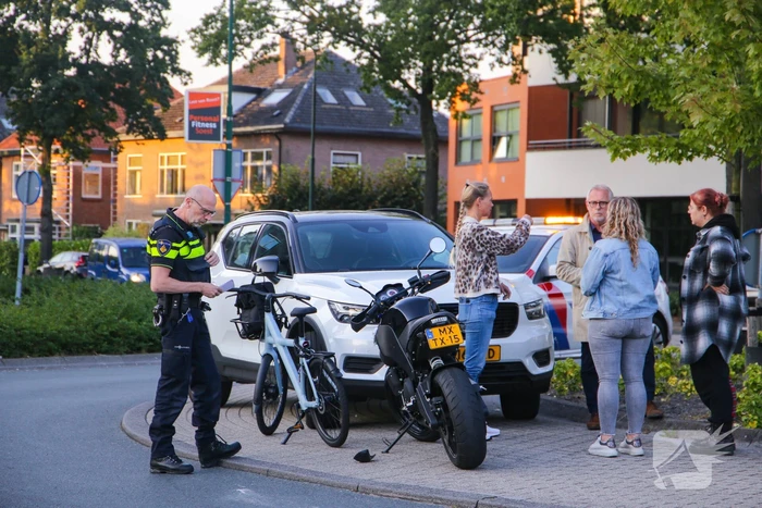 Motorrijder gaat onderuit op rotonde