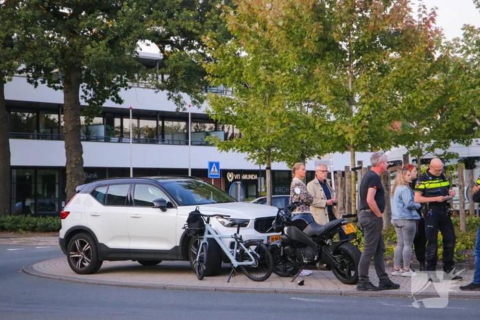 Motorrijder gaat onderuit op rotonde