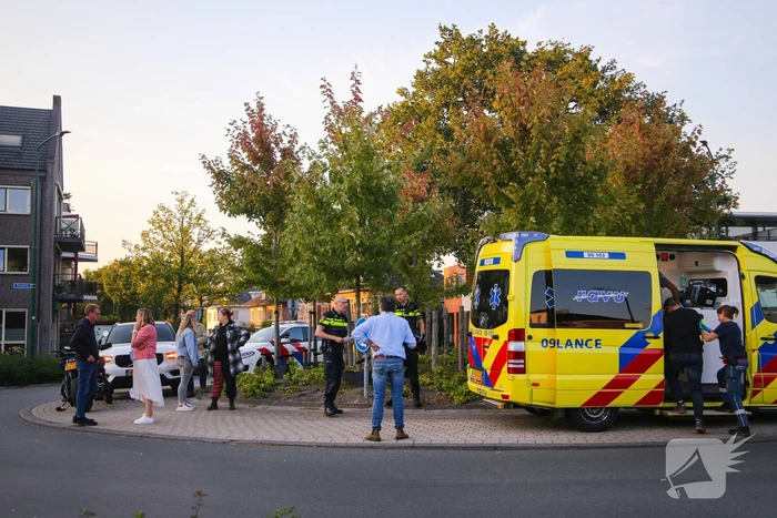 Motorrijder gaat onderuit op rotonde