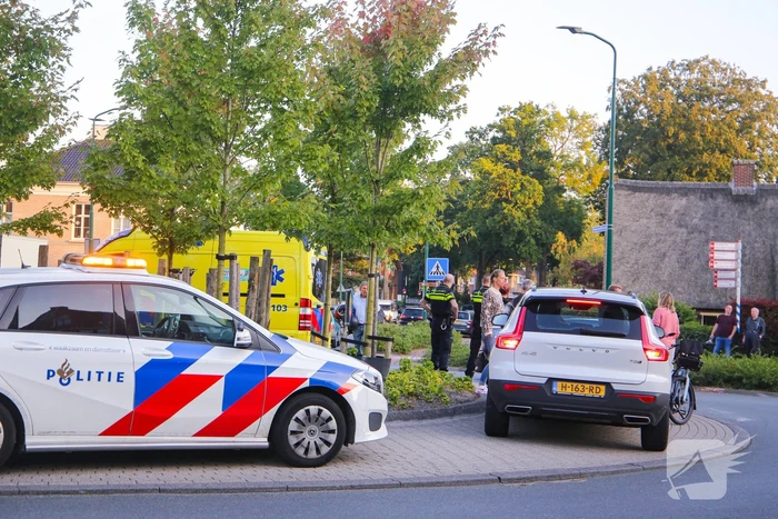 Motorrijder gaat onderuit op rotonde
