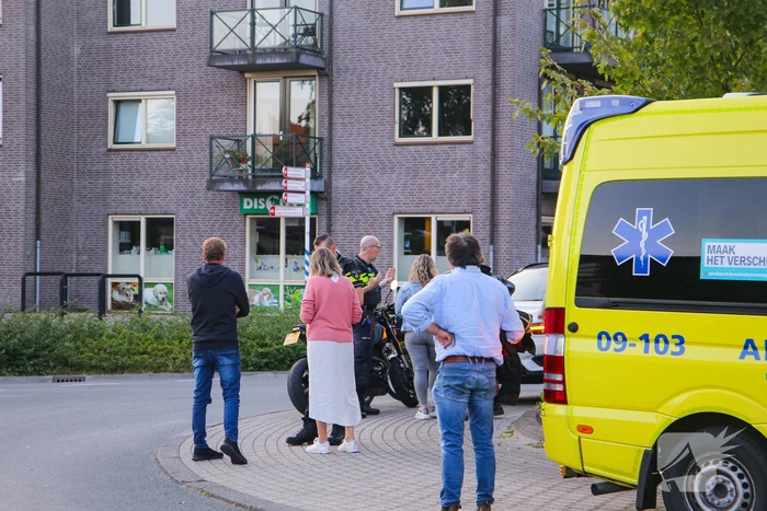 Motorrijder gaat onderuit op rotonde