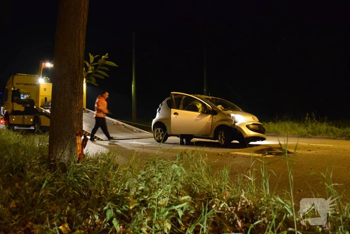 Personenauto belandt tegen boom