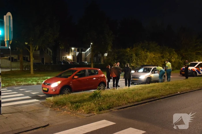 Twee personenauto's botsen op elkaar voor verkeerslicht