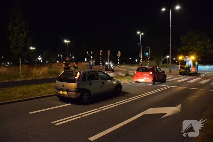 Twee personenauto's botsen op elkaar voor verkeerslicht