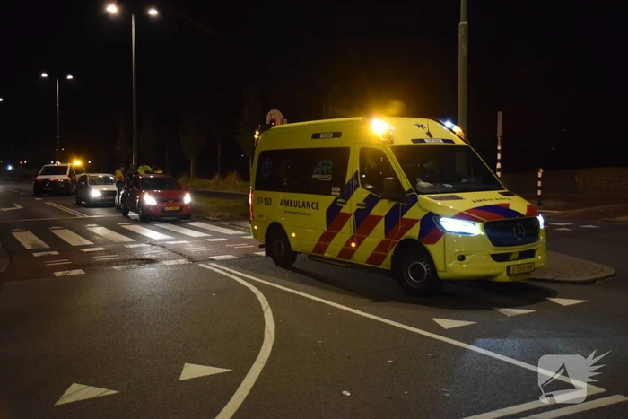 Twee personenauto's botsen op elkaar voor verkeerslicht