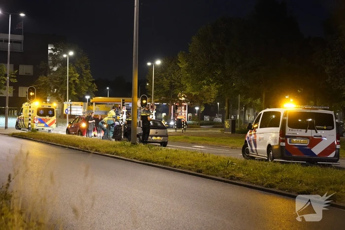 Twee personenauto's botsen op elkaar voor verkeerslicht
