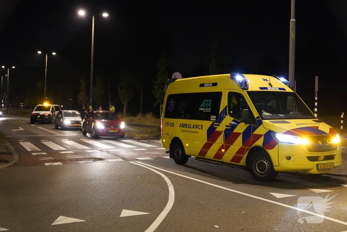 Twee personenauto's botsen op elkaar voor verkeerslicht
