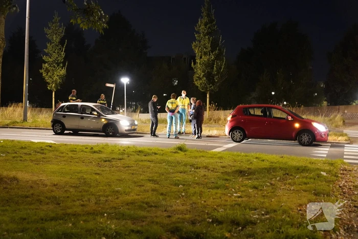 Twee personenauto's botsen op elkaar voor verkeerslicht
