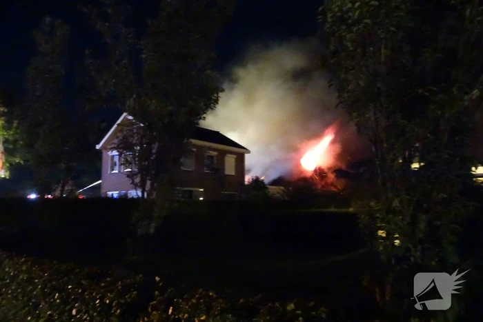 Forse uitslaande brand verwoest schuur