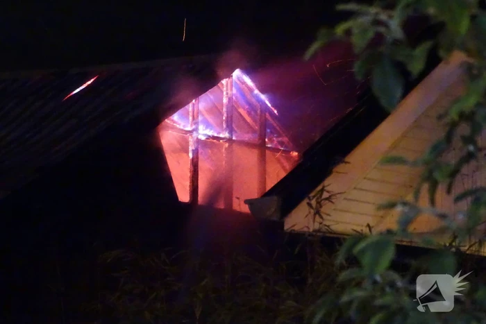 Forse uitslaande brand verwoest schuur