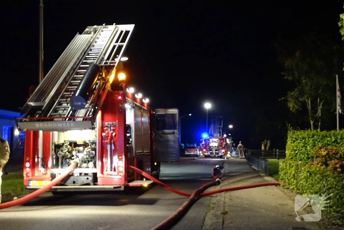 Forse uitslaande brand verwoest schuur