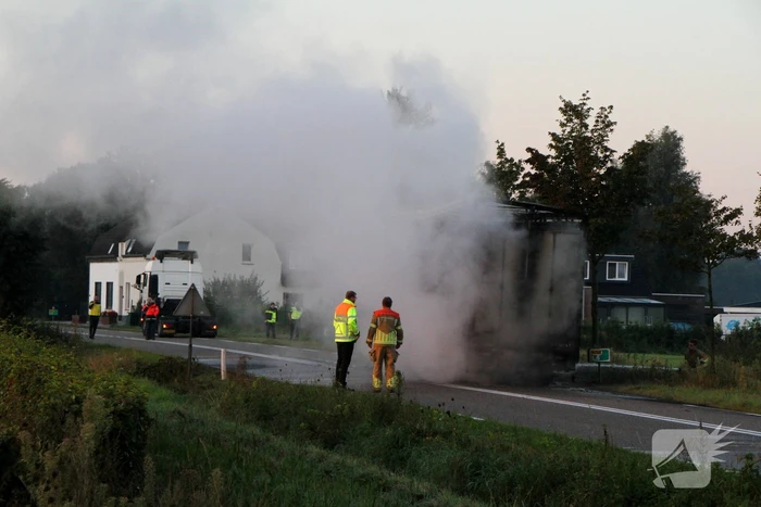 Oplegger volledig uitgebrand