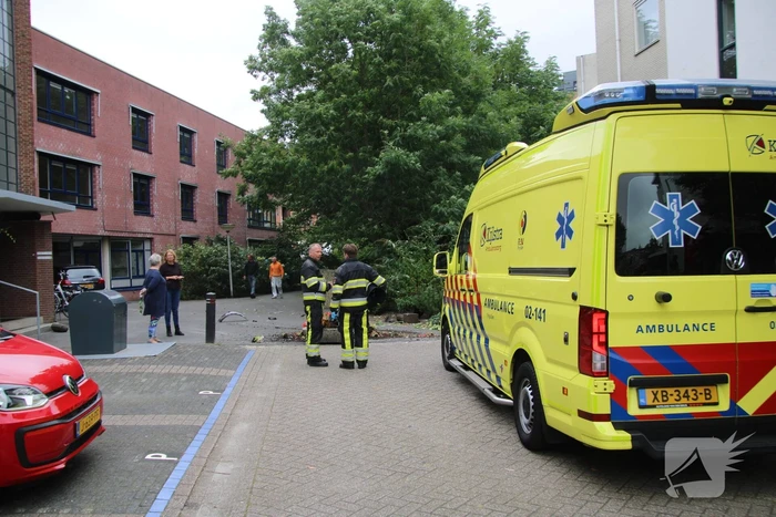 Vrouw botst met auto op gevel van wooncomplex