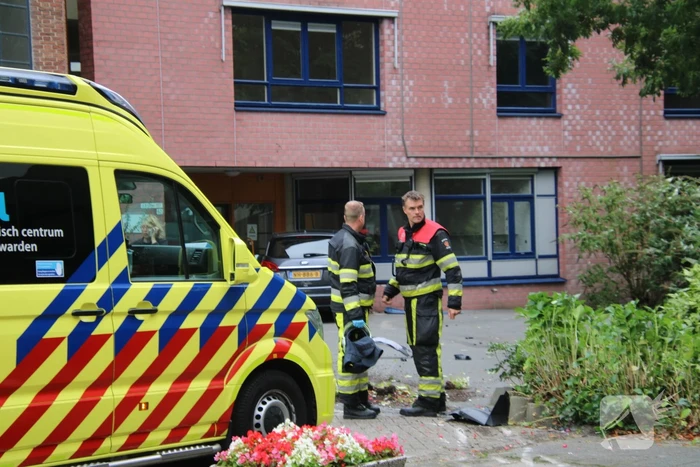 Vrouw botst met auto op gevel van wooncomplex