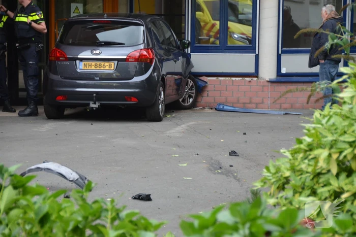 Vrouw botst met auto op gevel van wooncomplex