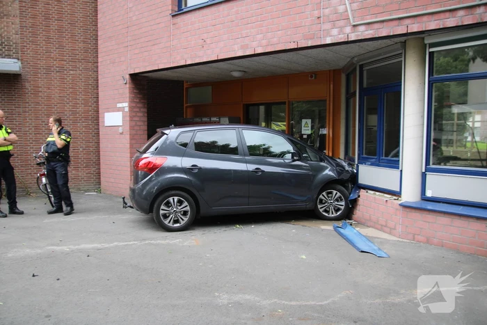 Vrouw botst met auto op gevel van wooncomplex