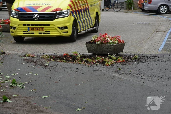 Vrouw botst met auto op gevel van wooncomplex
