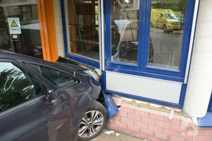 Vrouw botst met auto op gevel van wooncomplex
