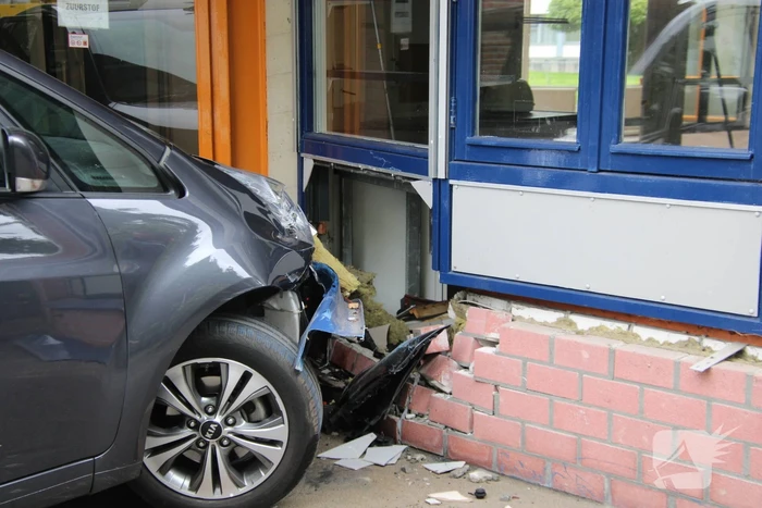 Vrouw botst met auto op gevel van wooncomplex