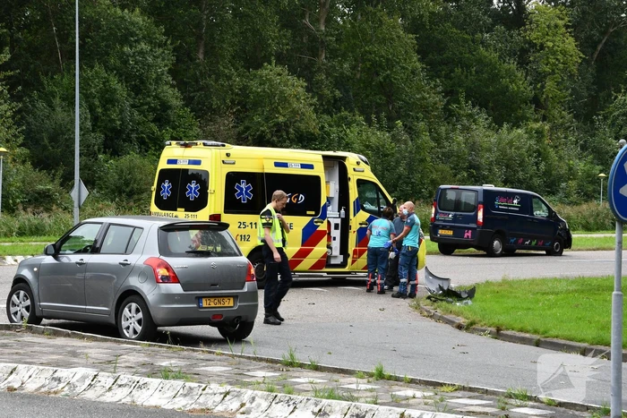 Bestelbus hondenuitlaatservice in botsing met auto