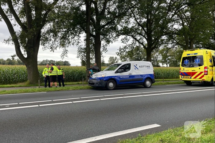 Bestelbus botst achter op oplegger van vrachtwagen
