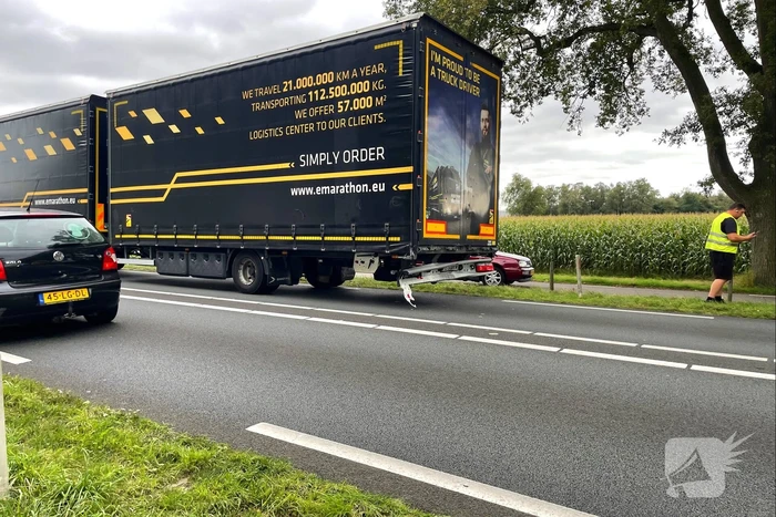 Bestelbus botst achter op oplegger van vrachtwagen