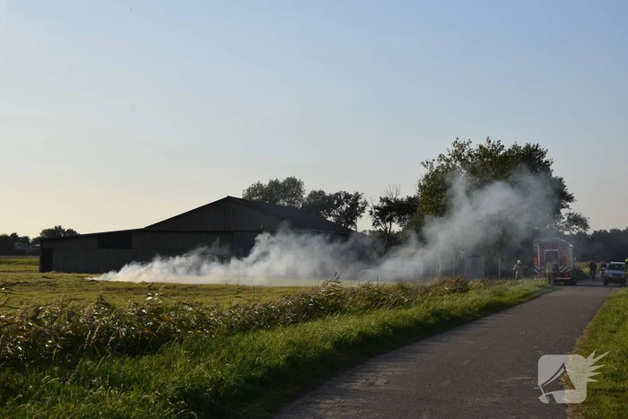 Brandend gras bestreden door brandweer