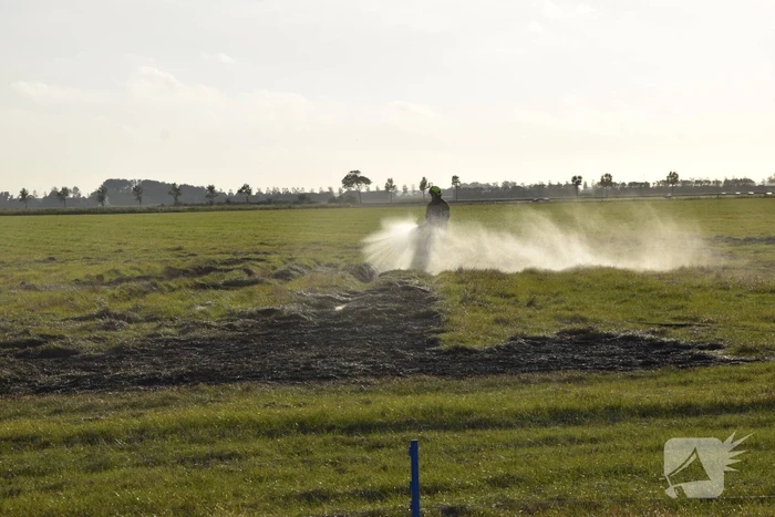 Brandend gras bestreden door brandweer