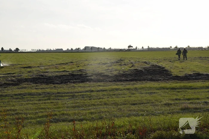 Brandend gras bestreden door brandweer