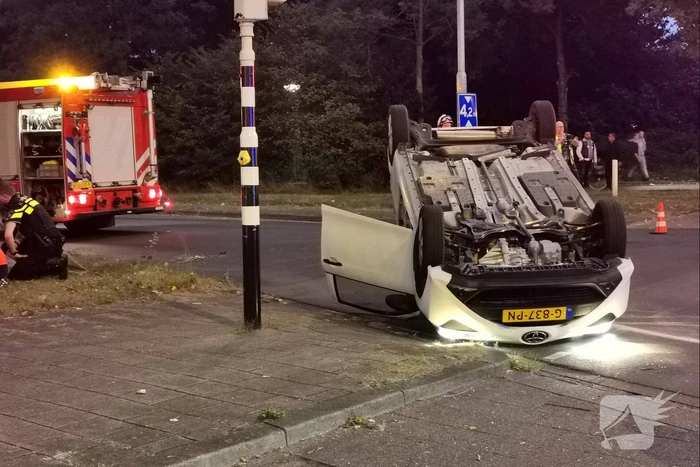 Auto belandt op de kop na botsing