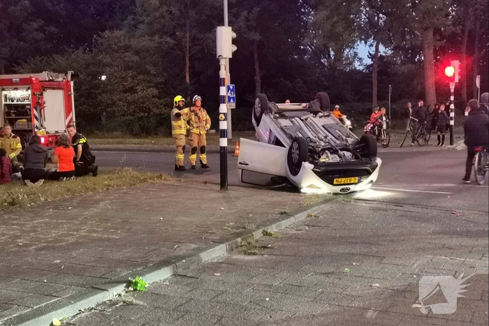 Auto belandt op de kop na botsing