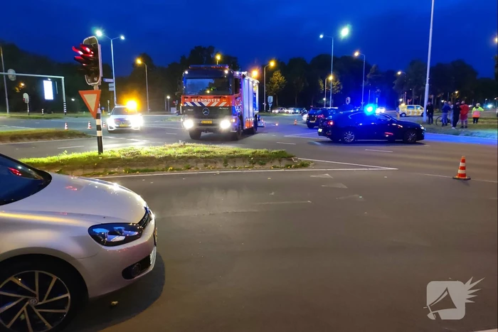 Auto belandt op de kop na botsing