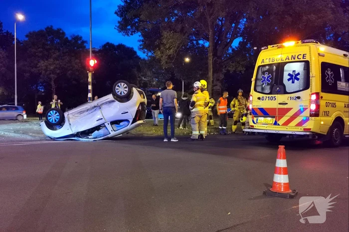 Auto belandt op de kop na botsing