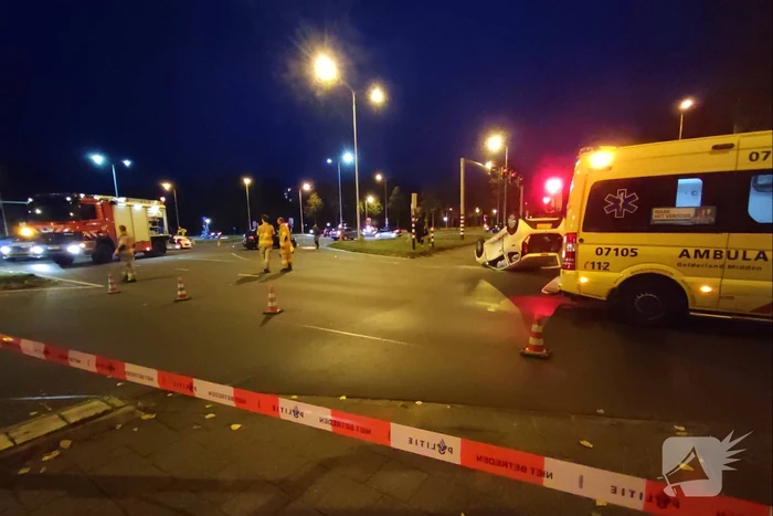 Auto belandt op de kop na botsing