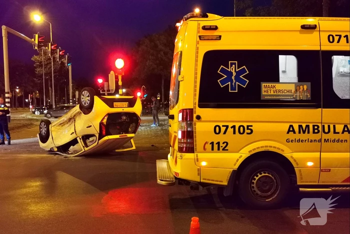 Auto belandt op de kop na botsing