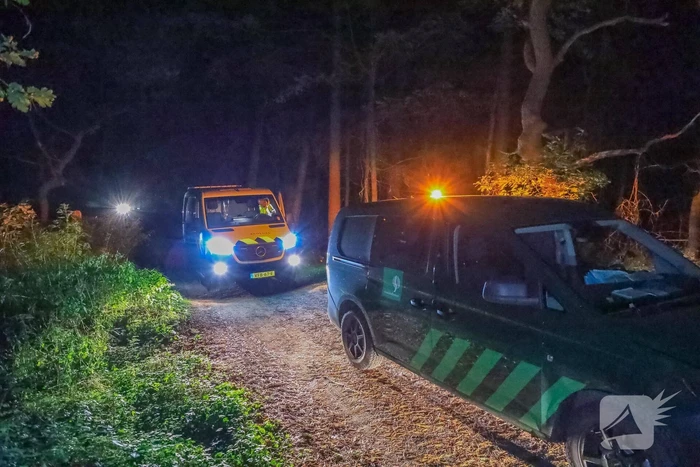 Hulpdiensten onderzoeken vreemde lucht in bosgebied