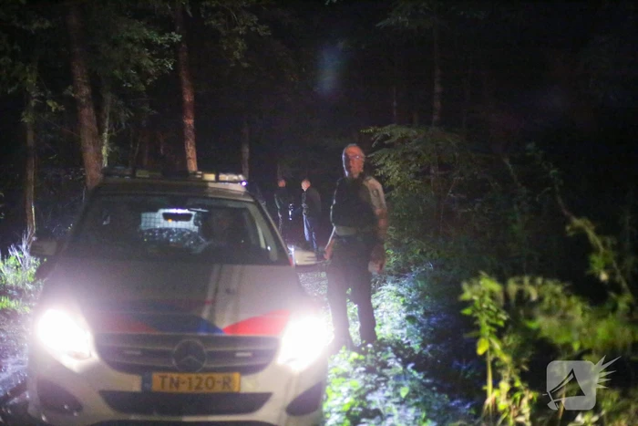Hulpdiensten onderzoeken vreemde lucht in bosgebied